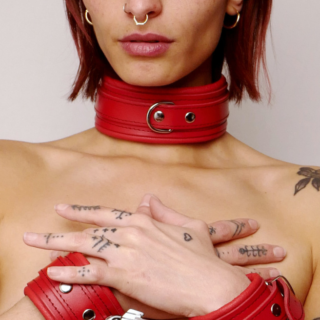 Collier en cuir molletonné rouge et attaches argentées Collier en cuir molletonné rouge et attaches argentées
