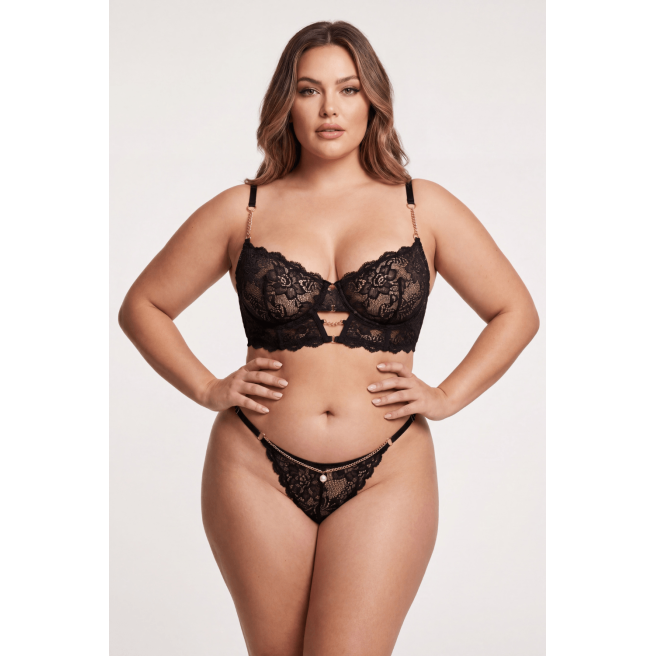 String noir en dentelle avec bijou et chaîne dorée